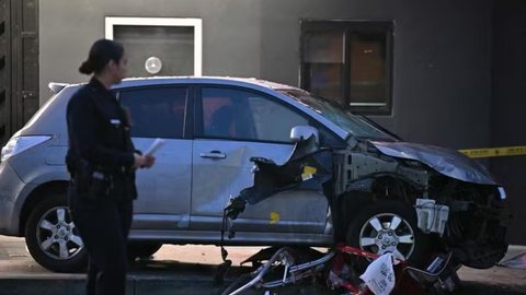 As autoridades investigam as circunstâncias do atropelamento que feriu gravemente várias pessoas em East Hollywood - Imagem: Robyn Beck / AFP