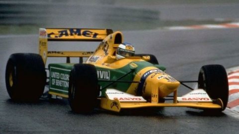 Benetton B192, carro da primeira vitória do alemão na Fórmula 1, é leiloado. - Imagem: Reprodução/Redes Sociais.