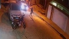 As câmeras de segurança de uma rua mostram o momento do acidente - Imagem: reprodução/Record TV