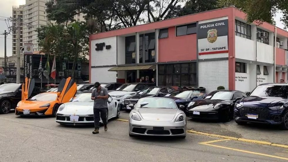 Porsche, Ferrari e McLaren: polícia apreende dezenas de carros de luxo em SP - Imagem: divulgação / Polícia Civil de São Paulo