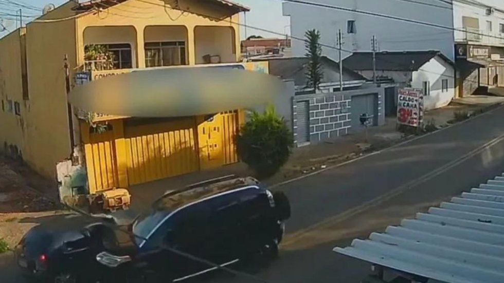 Carros colidem em avenida e motoristas trocam socos após acidente - Imagem: Reprodução/TV Anhanguera