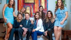 Silvio Santos com a esposa, Iris Abravanel, e as seis filhas, Patrícia, Daniela, Cintia, Rebeca, Renata e Silvia - Imagem: Reprodução / SBT / Rogerio Pallatta