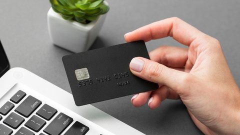 Cartão de crédito é principal forma de endividamento no Brasil, aponta Peic - Imagem: Reprodução/Freepik