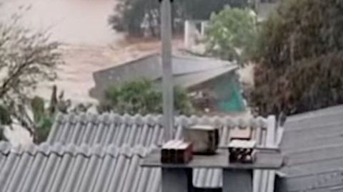 Vídeo chocante mostra casa de madeira inteira sendo levada por correnteza - Imagem: reprodução Youtube