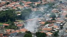 Casa pega fogo e mobiliza bombeiros em Campinas - Imagem: Reprodução / EPTV