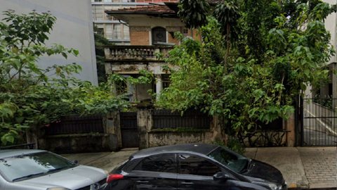 Foto da fachada da “casa abandonada”, onde mora Margarida Bonetti, disponível no Google Street - Imagem: Reprodução/Google Street