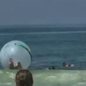 VÍDEO - casal fica à deriva dentro de bolha inflável e precisa ser resgatado - Imagem: reprodução redes sociais