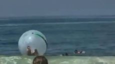 VÍDEO - casal fica à deriva dentro de bolha inflável e precisa ser resgatado - Imagem: reprodução redes sociais