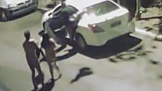 Casal é assaltado enquanto fazia sexo dentro de carro e vídeo viraliza - Imagem: reprodução redes sociais