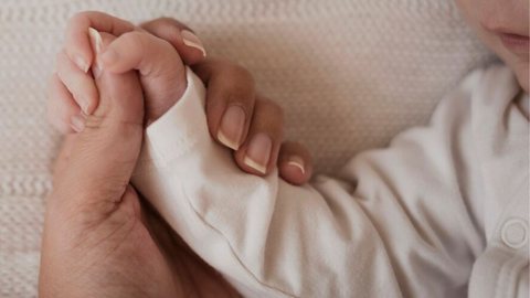 Casal é detido sob suspeita de torturar bebê de 5 meses em SP - Imagem: Reprodução / Freepik