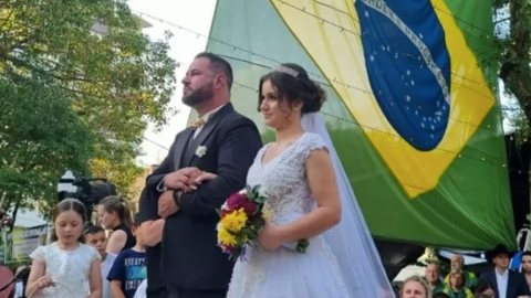 Rodrigo Tramontim e Jasarela Carvalho se casarem em manifestação em Ponta Grossa - Imagem: reprodução