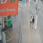Um motorista atropelou um casal que estava se beijando na calçada. - Imagem: reprodução I Youtube Canal UOL