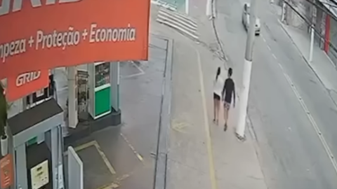 Um motorista atropelou um casal que estava se beijando na calçada. - Imagem: reprodução I Youtube Canal UOL