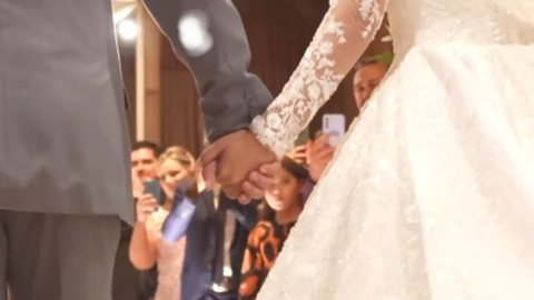 Mirela Janis e Yugnir Ângelo fizeram a própria uma cerimônia de casamento. - Imagem: reprodução I Instagram @mirelajanis