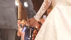Mirela Janis e Yugnir Ângelo fizeram a própria uma cerimônia de casamento. - Imagem: reprodução I Instagram @mirelajanis