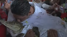 O prefeito da cidade mexicana San Pedro Huamelula se casou com um crocodilo fêmea. - Imagem: reprodução I Youtube canal UOL