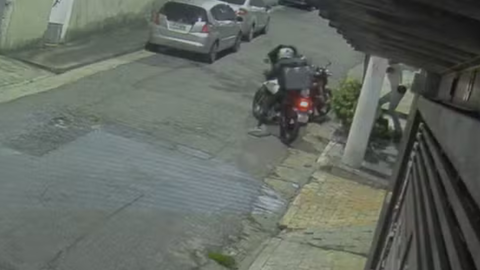 Imagens registraram o momento em que policial reage a tentativa de assalto e dispara contra suspeitos - Imagem: Reprodução