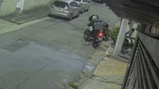 Imagens registraram o momento em que policial reage a tentativa de assalto e dispara contra suspeitos - Imagem: Reprodução