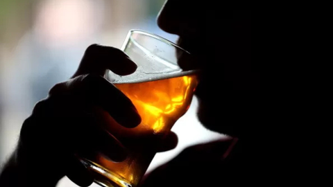 Alerta: Bebidas adulteradas com metanol podem ser fatais mesmo em pequenas doses - Imagem: Reprodução