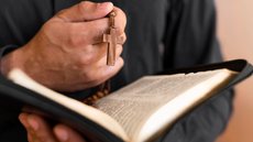 Catolicismo ainda é a religião predominante no Brasil - Imagem: Reprodução / Freepik