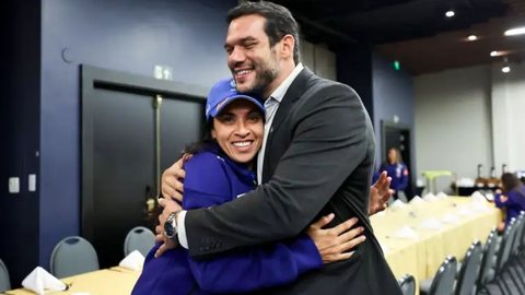 Técnico Arthur Elias ressalta a necessidade de ampliar oportunidades para jovens jogadoras e melhorar condições no esporte - Imagem: Reprodução / Lívia Villas Boas / CBF