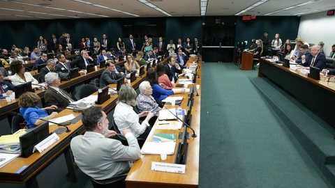 Votação inclui nomes como Verônica Sterman e Carlos Augusto Pires Brandão - Imagem: Reprodução / Agência Brasil / Lula Marques