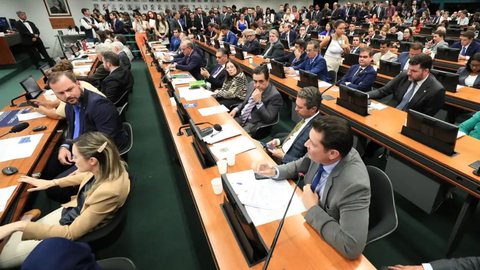 A discussão sobre a jornada de trabalho promete impactar as relações trabalhistas e a organização do mercado no Brasil - Imagem: Reprodução/ Lula Marques/ Agência Brasil