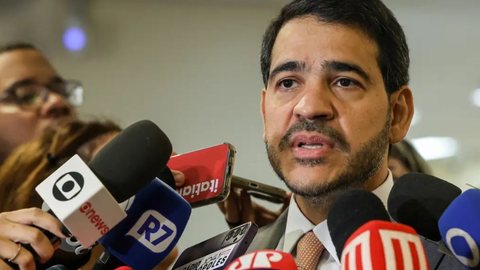 Jorge Messias, graduado em Direito e com vasta experiência, aguarda sabatina no Senado antes da votação final para o STF - Imagem: Reprodução/Antonio Cruz/Agência Brasil