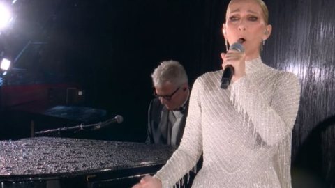 A cantora interpretou uma música de Edith Piaf - Imagem: Reprodução / TV Globo
