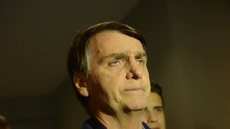 Após imagens sugerirem uso de celular, a defesa de Bolsonaro afirma que ele não teve contato com o aparelho durante a visita do deputado - Imagem: Reprodução/Agência Brasil
