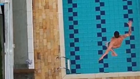 Cena de filme? Homem pula em piscina para fugir da polícia - Imagem: Reprodução / Polícia Civil