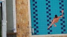 Cena de filme? Homem pula em piscina para fugir da polícia - Imagem: Reprodução / Polícia Civil