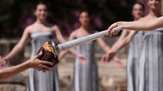 Chama Olímpica é acendida durante cerimônia na Grécia - Imagem: reprodução X I @Paris2024