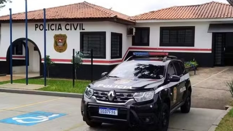 Agentes das forças de segurança de Cerquilho permanecem em frente à residência no bairro Parque das Árvores onde as três crianças foram resgatadas - Imagem: Reprodução