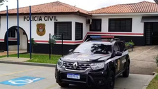 Agentes das forças de segurança de Cerquilho permanecem em frente à residência no bairro Parque das Árvores onde as três crianças foram resgatadas - Imagem: Reprodução