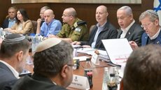 Representantes de Egito, Catar e EUA se reúnem para discutir a implementação do cessar-fogo, enquanto ataques aéreos continuam na região. - Imagem: Divulgação / Governo de Israel