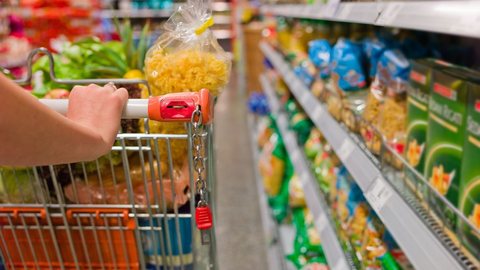 Com o custo elevado da cesta básica, o Dieese aponta que o salário-mínimo ideal para sustentar uma família deveria ser de R$ 7.425,99 - Imagem: Reprodução