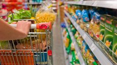 Com o custo elevado da cesta básica, o Dieese aponta que o salário-mínimo ideal para sustentar uma família deveria ser de R$ 7.425,99 - Imagem: Reprodução