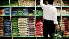 Os preços dos alimentos caíram 2,56%, enquanto itens de higiene pessoal apresentaram aumento - Imagem: Reprodução / Marcelo Camargo / Agência Brasil