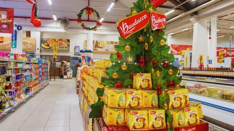 A cesta inclui produtos como panetone, vinho e azeite, que teve queda de 23,06% - Imagem: Reprodução | Fabio Guimas