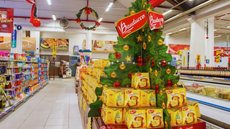 A cesta inclui produtos como panetone, vinho e azeite, que teve queda de 23,06% - Imagem: Reprodução | Fabio Guimas