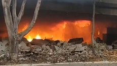 Chamas atingem terreno abaixo de viaduto no centro de SP - Imagem: Reprodução / SBT