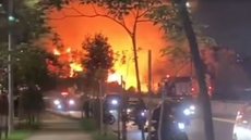 Chamas devastam imóveis no Campo Belo - Imagem: Reprodução / Facebook / Distrito Jabaquara Alerta