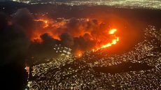 Incêndios em Los Angeles deixam mortos e rastro de destruição - Imagem: Reprodução / X / @LakeShowYo