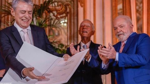 Chico Buarque recebe Prêmio Camões e alfineta Bolsonaro em discurso - Imagem: reprodução / Instagram @chicobuarque
