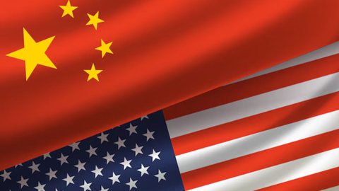 Bandeiras da China e dos Estados Unidos - Imagem: Reprodução / Freepik