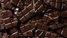 O chocolate é uma fonte de energia de rápida absorção; Nutrólogo explica se o doce é uma boa opção para consumir como pré-treino - Imagem: Reprodução/Freepik