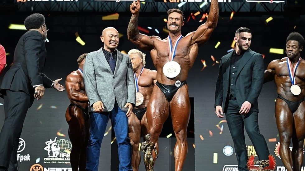 Chris Bumstead conquista o sexto título no Mr. Olympia e anuncia aposentadoria - Imagem: Reprodução / Instagram / @mrolympiallc