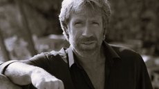 Chuck Norris deixa um legado duradouro no cinema e na televisão, sendo lembrado como um dos maiores ícones das artes marciais - Imagem: Reprodução/Redes Sociais