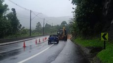 Chuva provoca deslizamento e interdita parte da Rodovia dos Tamoios - Imagem: Reprodução / Andressa Lorenzetti / TV Vanguarda